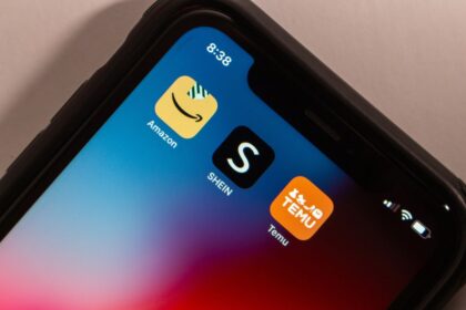 Smartphone screen showing Amazon, SHEIN, and Temu app icons.